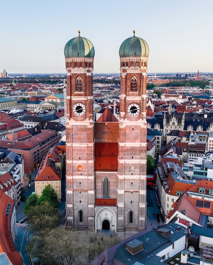 Stadt-Skyline bei Abendstimmung